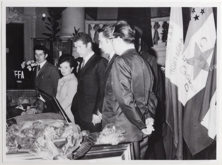 Gattatico-Reggio Emilia, 27-30 marzo 1970, Funerali di Alcide Cervi, camera ardente nella Sala del Tricolore di Reggio Emilia